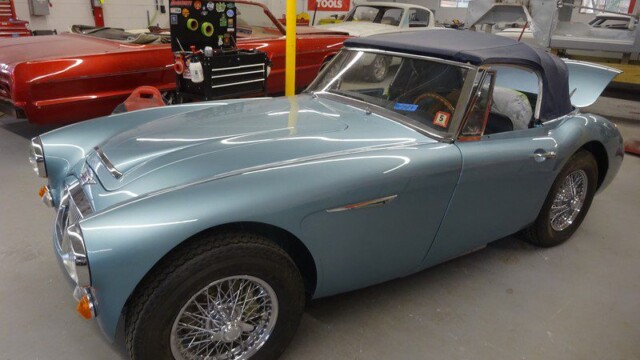 Side profile Austin-Healey 3000 convertible