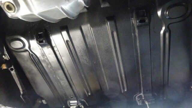 Black undercarriage, freshly painted.
