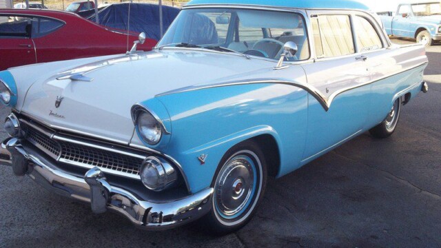 Blue color car on the display of the website