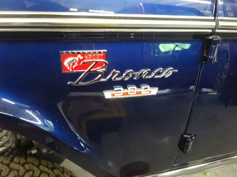 Here's an alt tag for the image: Blue Ford Bronco Sport 302 emblem.