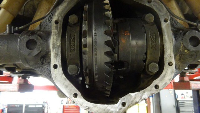 Differential gears in open housing.