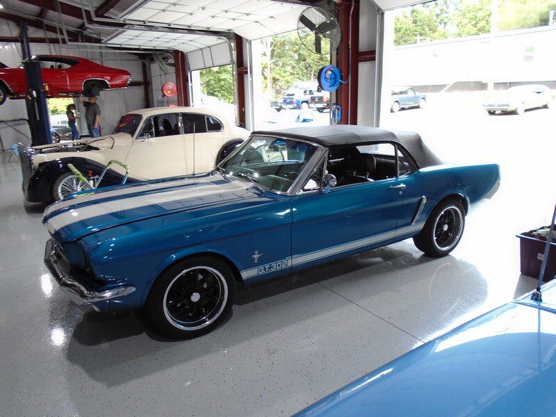 Front three-quarter view blue GT350 Mustang