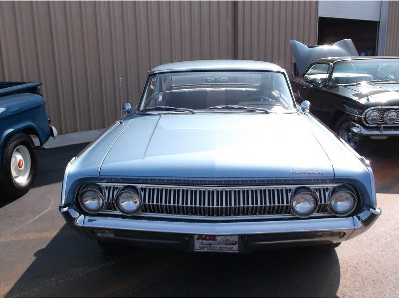 Blue car on the display of the website