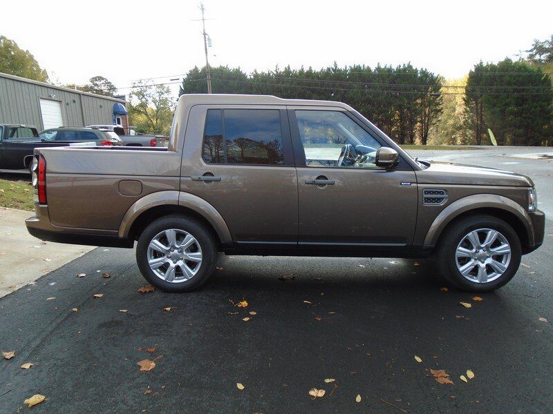 Brown Land Rover Discovery pickup truck.