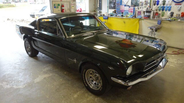 Black car on the display of the website