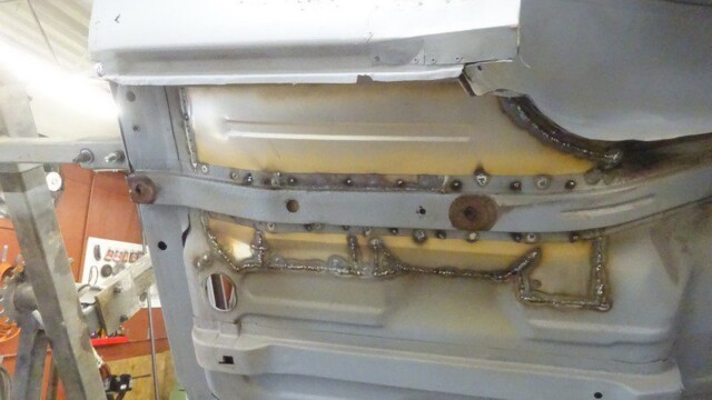 Inner body panel stud and seam welds