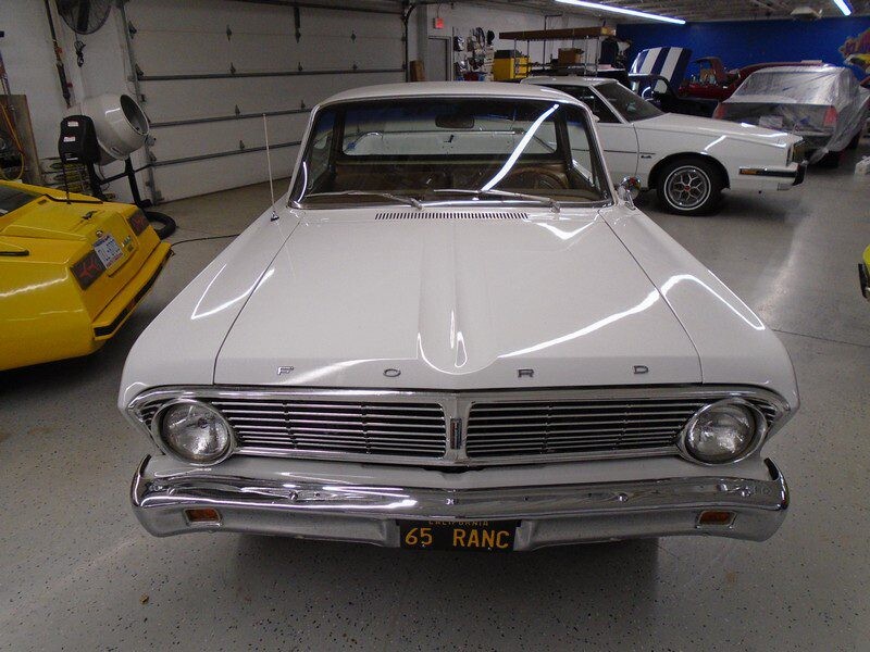 White color car on the display of the website
