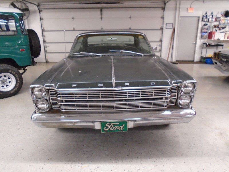Gray color car on the display of the website