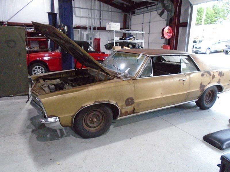 1965 Pontiac GTO car on the display of the website